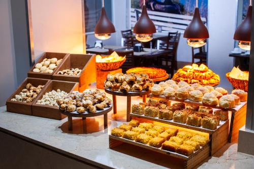 a bakery with many different types of pastries on display at London Hotel Londrina in Londrina