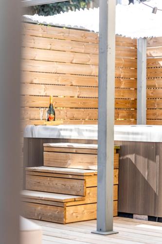 un mur en bois avec une table en haut des escaliers dans l'établissement Le Nid Love Spa Plages 5 min à pied, à Saint-Malo