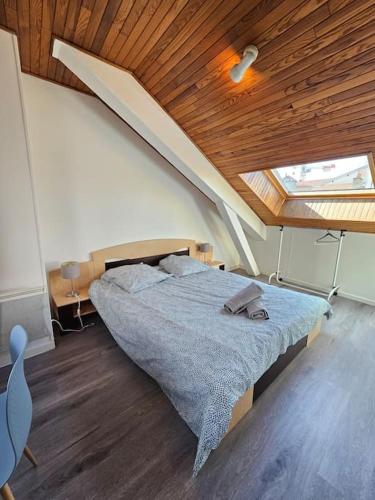 une chambre avec un lit et un plafond en bois dans l'établissement Le Blatin #CentreVille#Parking, à Clermont-Ferrand