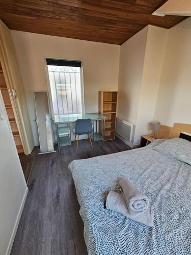 une chambre avec un lit avec une serviette dessus dans l'établissement Le Blatin #CentreVille#Parking, à Clermont-Ferrand