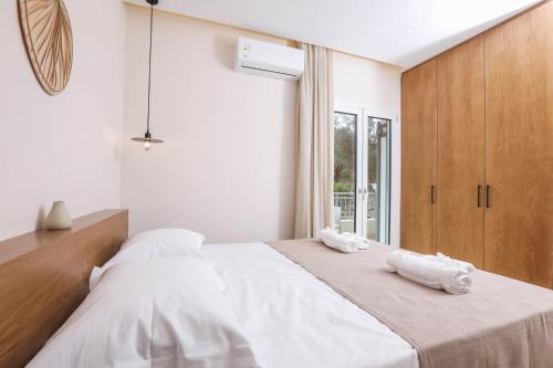 Ένα ή περισσότερα κρεβάτια σε δωμάτιο στο Olive Green Suites, Sidari
