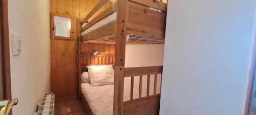 Ce lit superposé se trouve dans un dortoir doté de lits superposés. dans l'établissement CHALETS D OR D217 - Studio 4 pers, à Les Deux Alpes