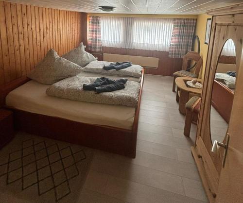 Pension Döser Strand في كوكسهافن: غرفة صغيرة مع سرير في منزل