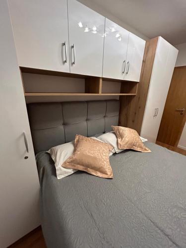 1 dormitorio con 1 cama con 2 almohadas en Apartment Lovre Topic, en Baška Voda