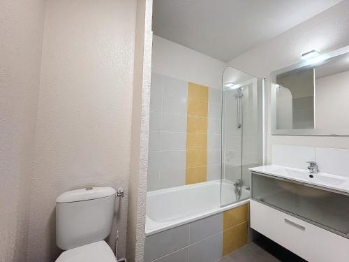 une salle de bain blanche avec des toilettes et un lavabo dans l'établissement 3617-Appartement 4 couchages avec piscine, à Argelès-sur-Mer