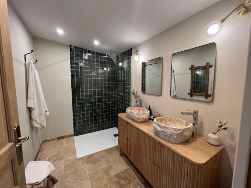 a bathroom with two sinks and a shower at Lodges insolites chez RDV en Terre Animale in Sury-aux-Bois