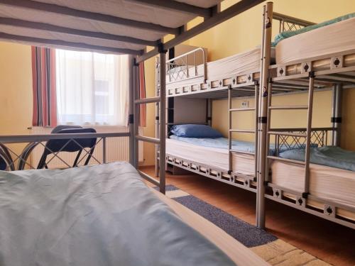 Transylvania Hostel في كلوي نابوكا: غرفة بسريرين بطابقين وطاولة