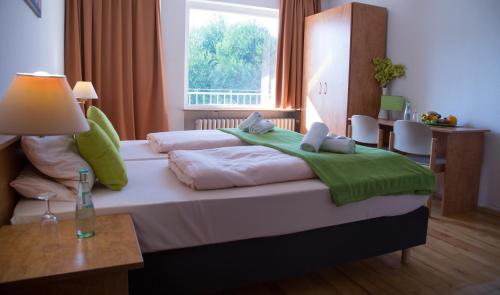 מיטה או מיטות בחדר ב-Hotel Eschborner Hof