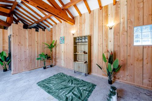 une pièce vide avec des murs lambrissés de bois et un miroir dans l'établissement Camping Domaine Les Carrelets de Soulac - Maeva Sélection, à Soulac-sur-Mer