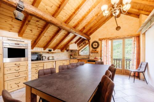 - une cuisine avec une table à manger et des chaises dans l'établissement Lupins, à Valloire