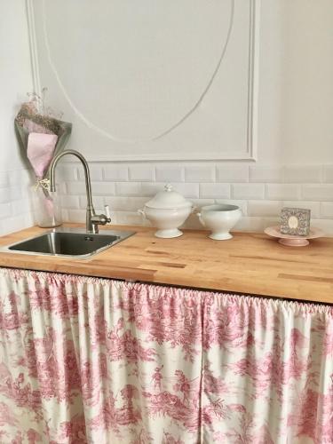 - un comptoir de cuisine avec un évier et 2 bols dans l'établissement Lovely Parisian Studio Condorcet, à Paris