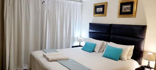 Cama o camas de una habitación en Kennington Palms B&B/Self Catering