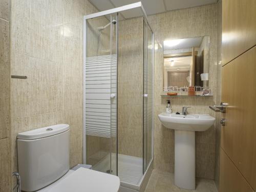 サン・ルイス・デ・サビニリャスにある2101-Nice penthouse in complex with poolsのバスルーム(シャワー、トイレ、シンク付)