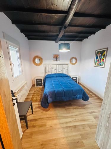 una camera con letto e pavimento in legno di A CASA DO LUGAR a Sampaio