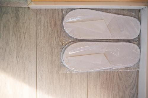 two plastic containers sitting on top of a wooden floor at Panorama Glamping in Saty