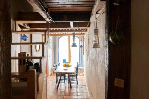 Un Mas en Ville في مارسيليا: مطبخ وغرفة طعام مع طاولة وكراسي