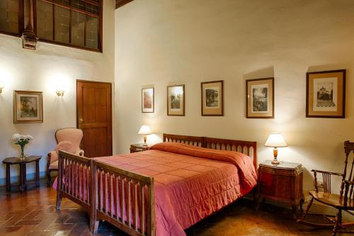 1 dormitorio con 1 cama con colcha roja en Villa Rucellai, en Prato