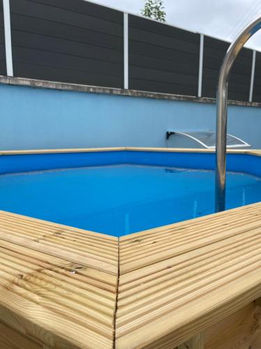 une piscine avec un robinet sur le dessus dans l'établissement Une pause à Bergerac, à Bergerac