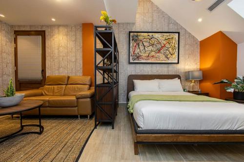 1 dormitorio con 1 cama y sala de estar en La Cuadra Apartments By Acomodo en Panamá