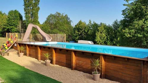 een zwembad in een achtertuin met een glijbaan bij CAMPING LA PERLE in La Rochette