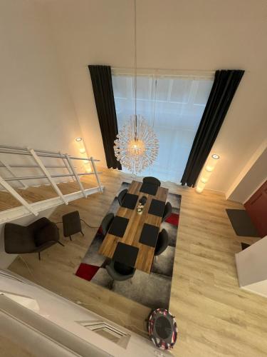 a dining room with a table and chairs and a chandelier at Zentrale & flexible Unterkunft II in Wilhelmshaven