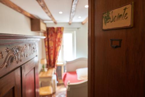 馬賽的住宿－馬斯維勒酒店，一间设有门的房间和一间带卧室的房间