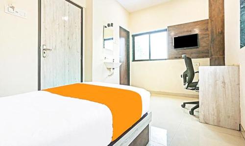 Un pat sau paturi într-o cameră la Hotel BKC Annex