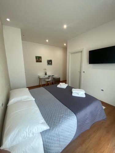 Una cama o camas en una habitación de Zulie Rooms