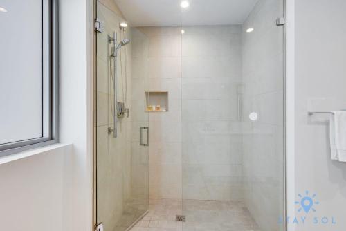 La salle de bains est pourvue d'une douche avec une porte en verre. dans l'établissement Ocean View - Balcony - Rooftop Pool - Hollywood Beach, à Hollywood