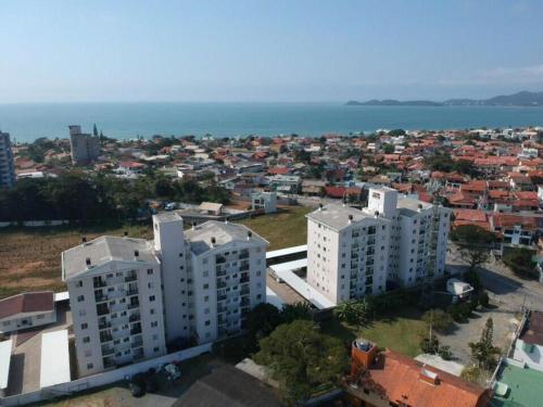 an aerial view of a city with buildings and the ocean at Apartamento Beto Carrero Centro Penha SC in Penha