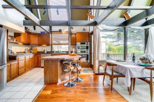 Φωτογραφία από το άλμπουμ του Moss Beach Oceanfront Retreat about 20 Mi to San Fran! σε Moss Beach