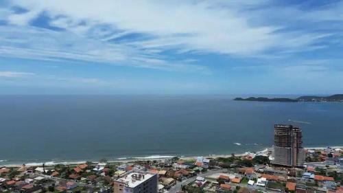 an aerial view of a city and the ocean at Apartamento Beto Carrero Centro Penha SC in Penha