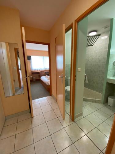 ボープローにあるThe Originals City, Le Logis d'Elbée, Cholet Nord (Inter-Hotel)のバスルーム(ガラスドア付)、バスルーム(シャワー付)が備わります。