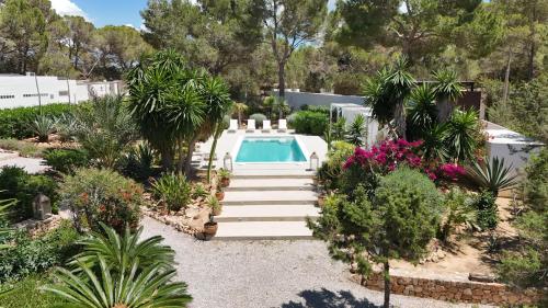 a swimming pool in a garden with plants at Boutique Hotel CASA CARACOL - Apartments in Strandnähe, Salzwasserpool, Fotovoltaik, Adults Only in San Jose