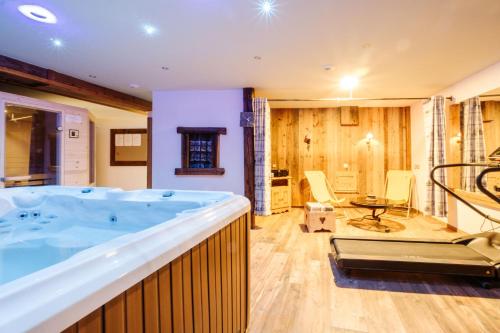 La grande salle de bains est pourvue d'une grande baignoire. dans l'établissement Gentiane, à Valloire