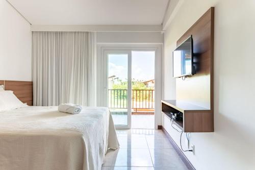 une chambre avec un lit et une télévision à écran plat dans l'établissement Bela Casa No Meridional-Serv de Limpeza-SH091, à Tamandaré
