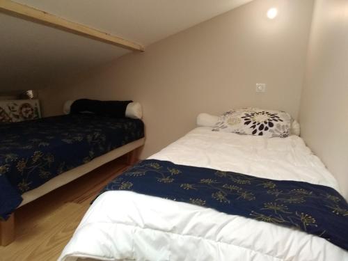 a small room with two beds in it at Bizi logela in Bidarray