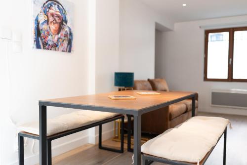 - une table à manger avec 2 chaises et une table dans l'établissement Le Gorille hypercentre et climatisation, à Toulouse