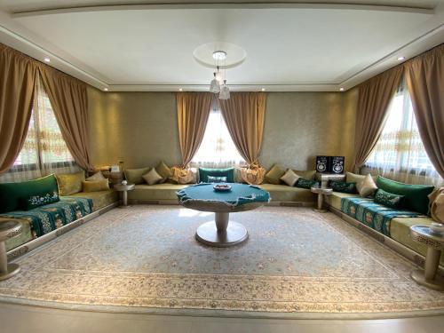 Χώρος καθιστικού στο Villa Tounarouz