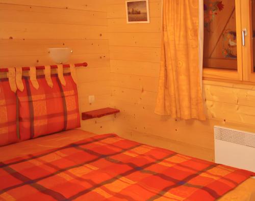 1 dormitorio con 1 cama en una cabaña de madera en Chalet de 5 chambres avec jardin clos et wifi a La Bresse a 9 km des pistes, en La Bresse