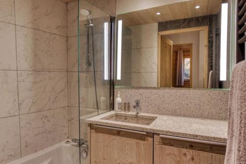 une salle de bain avec un lavabo et une douche dans l'établissement MGM Charles Delys - 3 Rooms - Les Houches, aux Houches