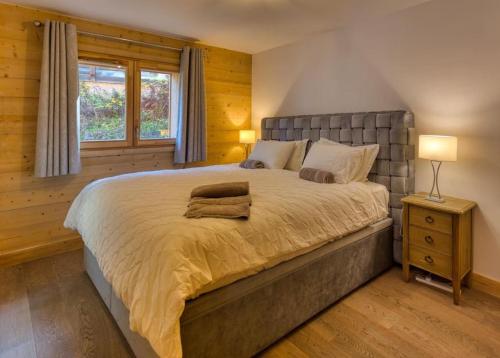 une chambre avec un grand lit et une fenêtre dans l'établissement MGM Charles Delys - 3 Rooms - Les Houches, aux Houches