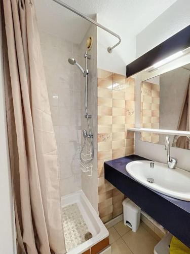 une salle de bain avec une douche, un lavabo et une baignoire dans l'établissement 3362- Appartement 4 couchages, à Plage dʼArgelès