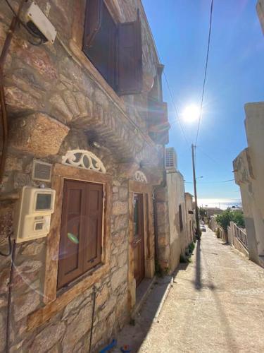 an old stone building with a door on a street at Σπίτι σε μοναδική τοποθεσία in Líthion