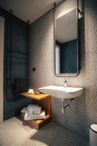 Ένα μπάνιο στο Amario Suites Hotel