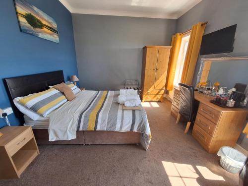 ボルティモアにあるRathmore House Bed & Breakfastのベッドルーム1室(ドレッサー付きベッド1台、鏡付)