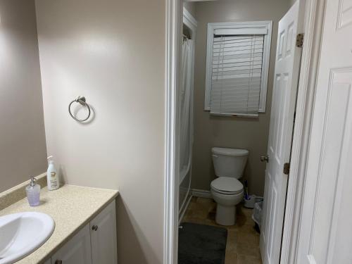 金斯頓的住宿－Comfy Room Stay - Unit 1，白色的浴室设有卫生间和水槽。