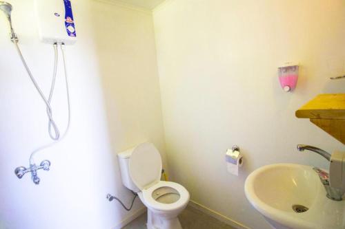een badkamer met een toilet en een wastafel bij Fullmoon Camp in Faralya