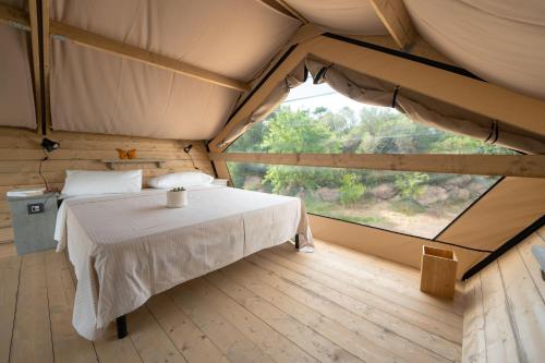 Postel nebo postele na pokoji v ubytování Agriglamping Butterfly House Sardegna