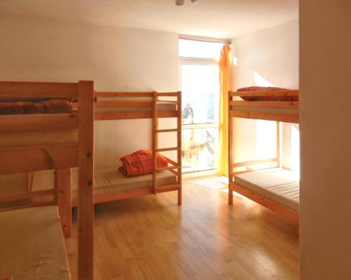 Μία ή περισσότερες κουκέτες σε δωμάτιο στο Appartement de 3 chambres avec piscine partagee balcon et wifi a Allevard